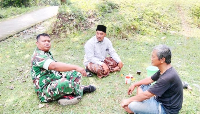 Babinsa Koramil 2306/Mancak Gelar Komsos Bersama Warga Bahas Gotong Royong dan Kebersihan Lingkungan