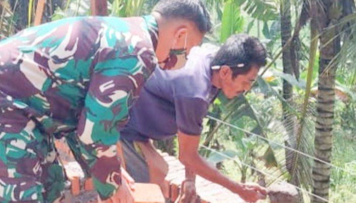 Babinsa Koramil 2306/Mancak Laksanakan Kegiatan Karbak Bersama Warga di Wilayah Binaan