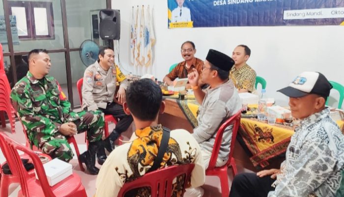 Babinsa Koramil 2304/Anyar Gelar Komsos Bahas Kamtibmas dan Kebersihan Lingkungan di Wilayah Binaan
