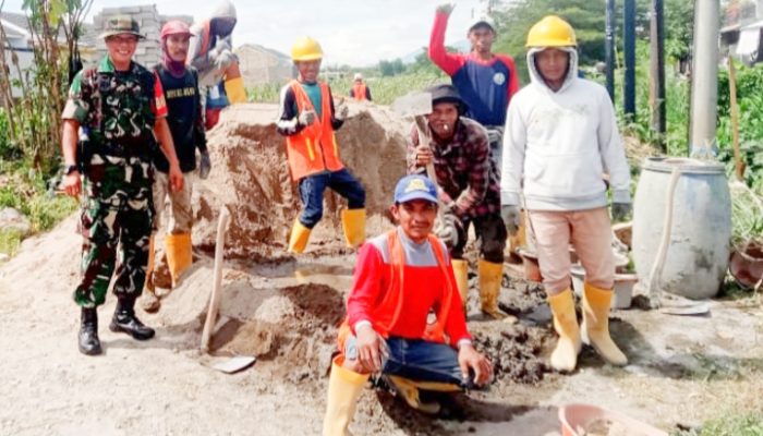 Babinsa Koramil 2304/Anyar Laksanakan Karya Bakti Bersama Warga di Wilayah Binaan