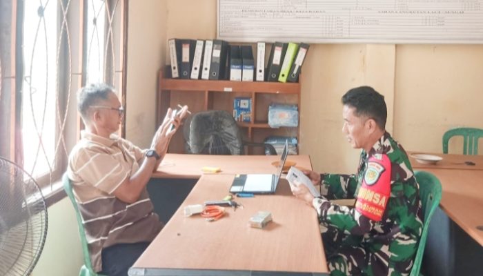 Babinsa Koramil 2305/Cinangka Gelar Komsos Bahas Kebersihan Lingkungan di Wilayah Binaan