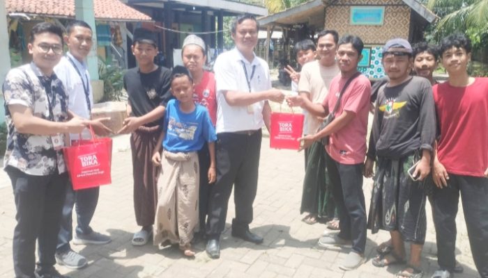 Pererat Hubungan dengan Warga, PT Torabika Eka Semesta Gelar CSR Pembangunan Gapura dan Bersih Lingkungan di Balaraja