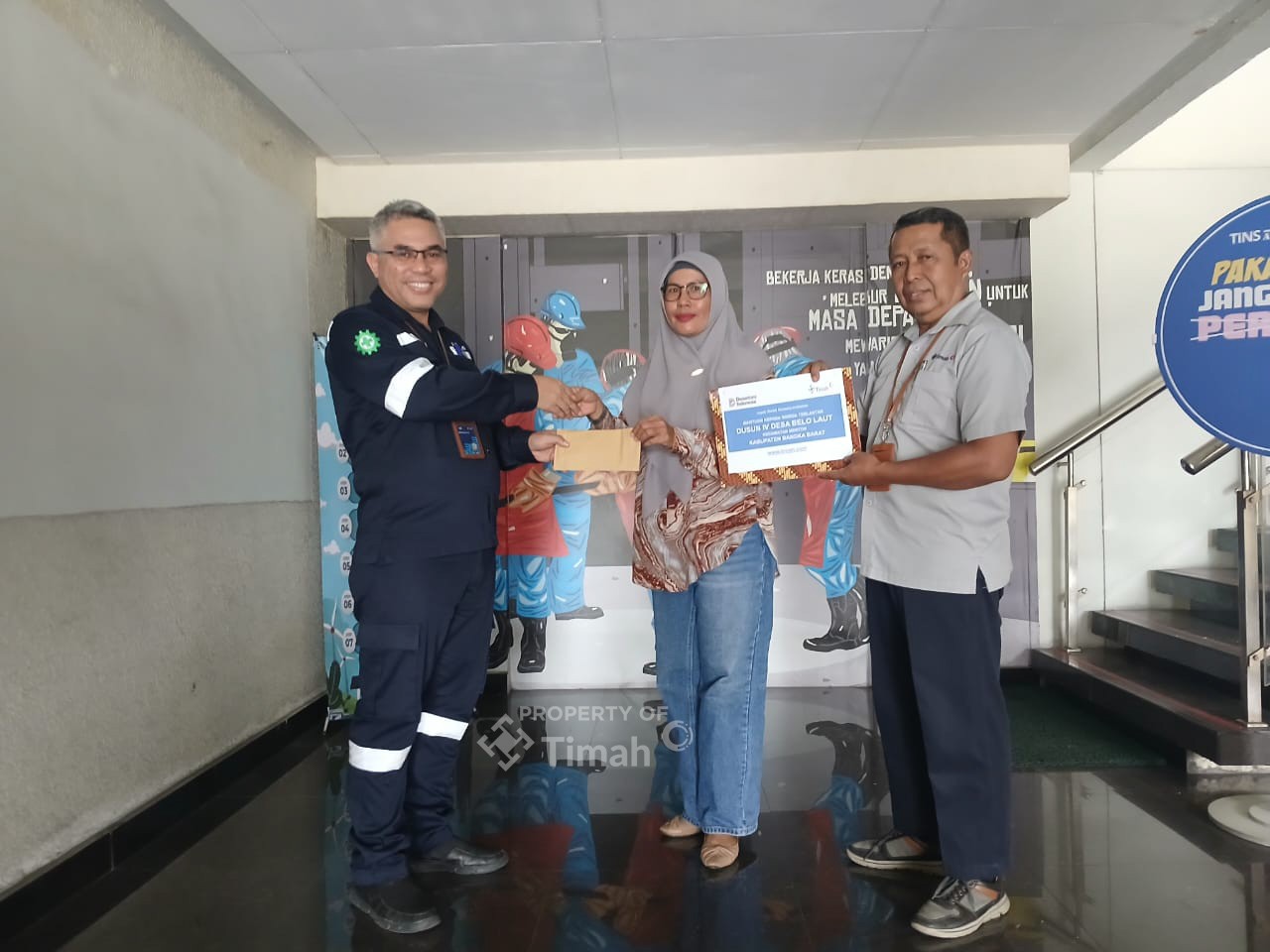 Konsisten Peduli Masyarakat, PT Timah Tbk Serahkan Bantuan untuk Lansia Sakit di Bangka Barat