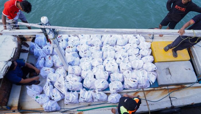 PT Timah Salurkan Bantuan untuk Warga Penutuk Pasca Banjir Rob