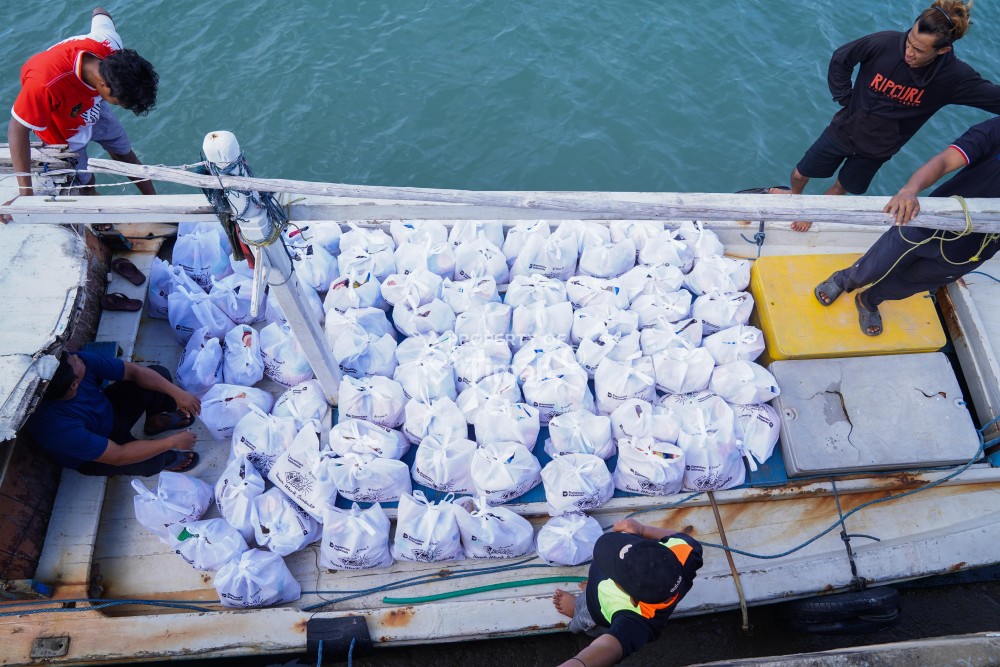 PT Timah Salurkan Bantuan untuk Warga Penutuk Pasca Banjir Rob