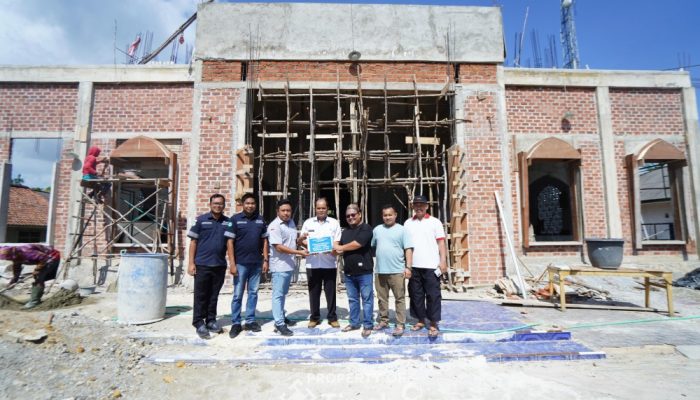 PT Timah Salurkan Bantuan untuk Perluasan Masjid Tertua di Temberan