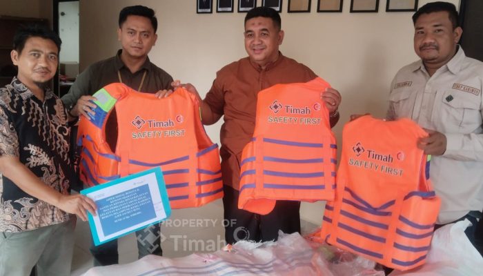 Lindungi Nelayan saat Melaut, PT Timah Salurkan 80 Life Jacket di Karimun