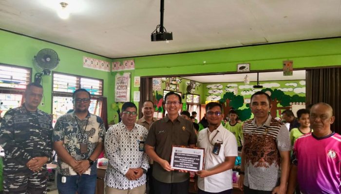 PT Timah Dukung Program MBG Lewat Bantuan Peralatan Makan dan ATK di Belitung
