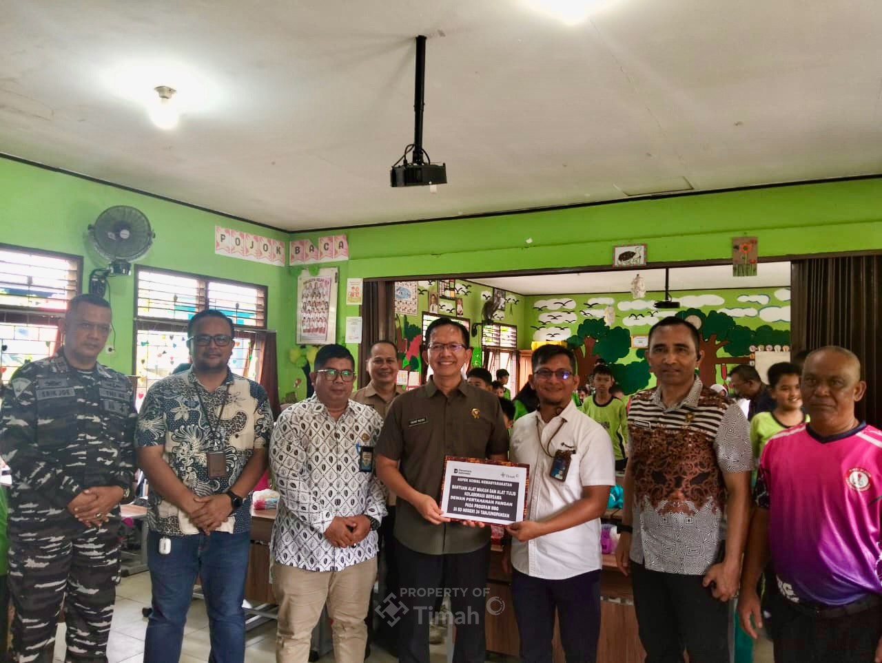 PT Timah Dukung Program MBG Lewat Bantuan Peralatan Makan dan ATK di Belitung