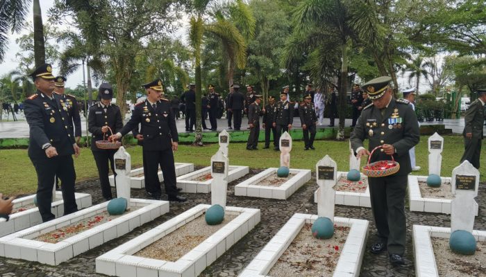Wali Kota Pangkalpinang Bersama Kapolda Babel Ziarah ke TMP Pawitralaya di Hari Pahlawan
