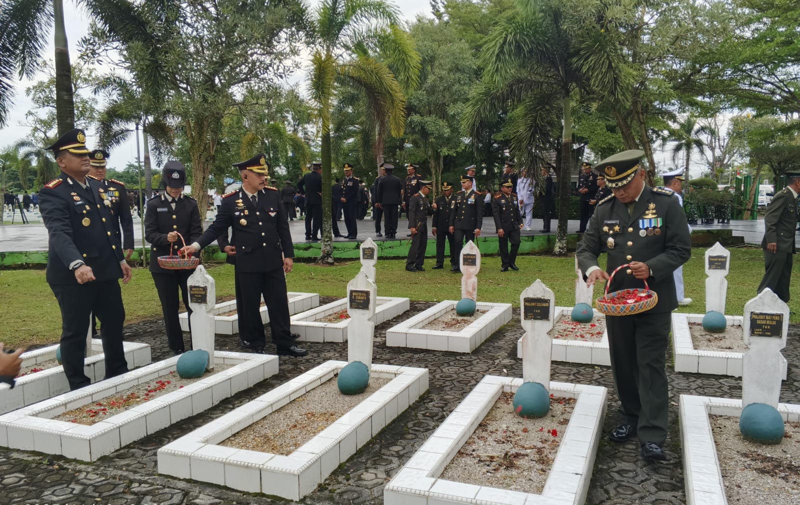Wali Kota Pangkalpinang Bersama Kapolda Babel Ziarah ke TMP Pawitralaya di Hari Pahlawan
