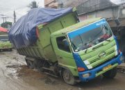 Dump Truk Tanah Amblas di Cisoka, Aktivitas Warga dan Perbaikan Jalan Lumpuh Total