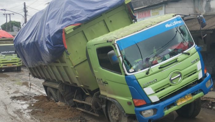Dump Truk Tanah Amblas di Cisoka, Aktivitas Warga dan Perbaikan Jalan Lumpuh Total
