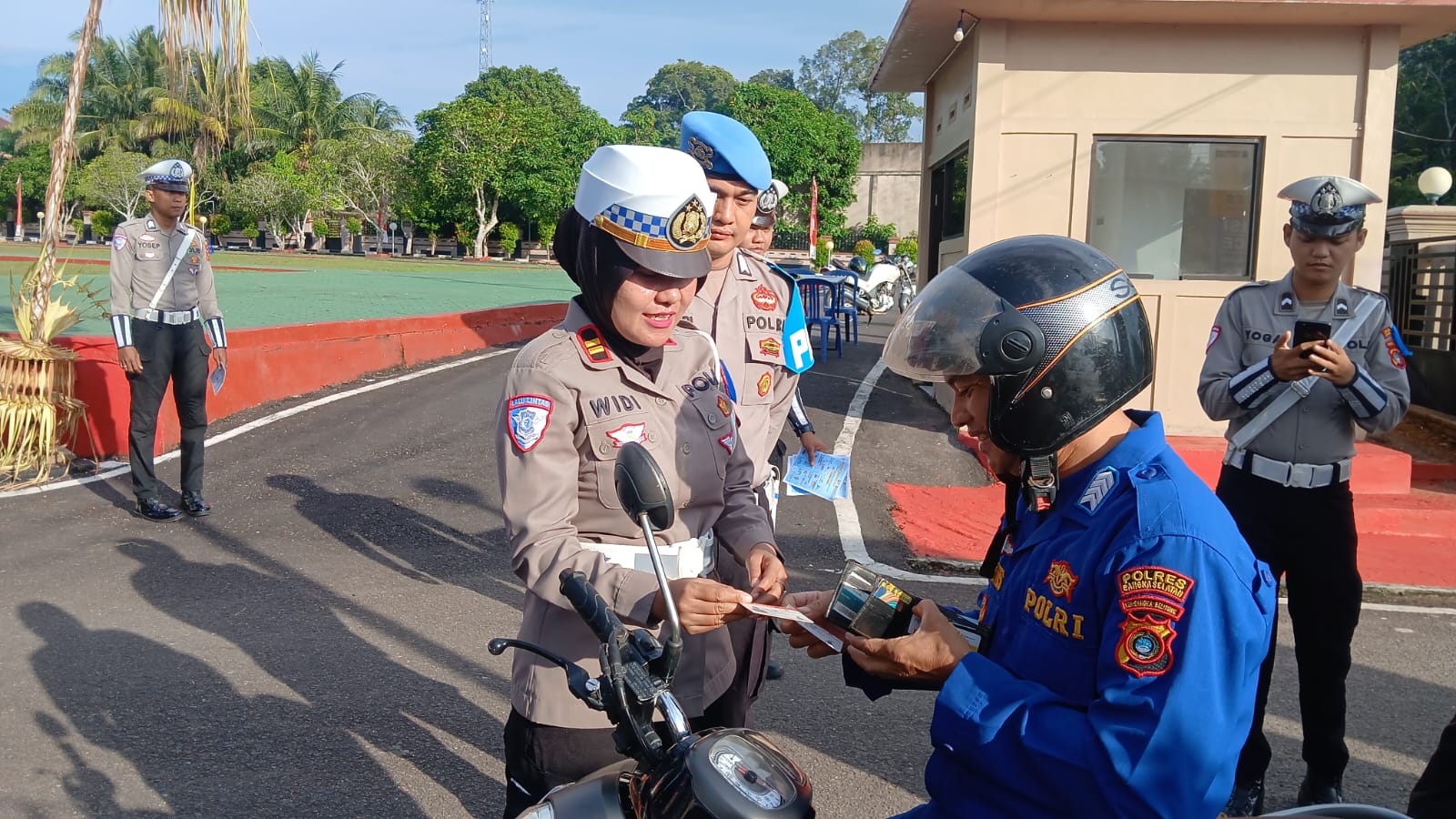 Sebelum Razia di Jalan, Kasat Lantas dan Propam Periksa Kendaraan Anggota Polres Basel