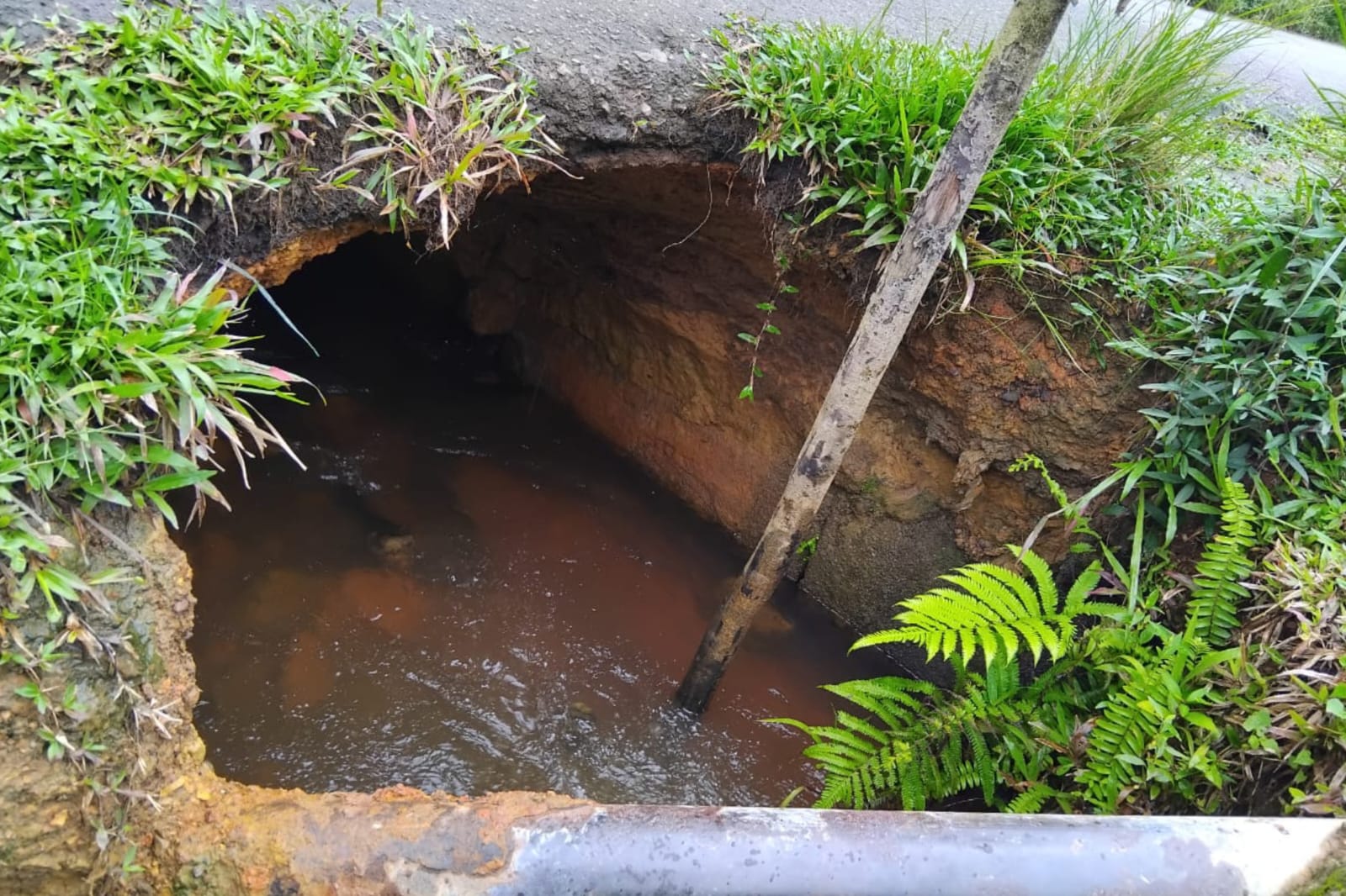 Jalan Sangku-Buyan Kelumbi Nyaris Amblas, Warga Desak Pemkab Bangka Barat Bertindak