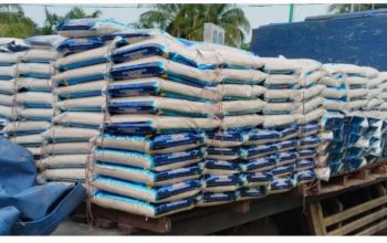 CV TMR Bagikan Beras ke 1.200 KK Warga Desa Bukit Layang dan Bantu Pembangunan Masjid