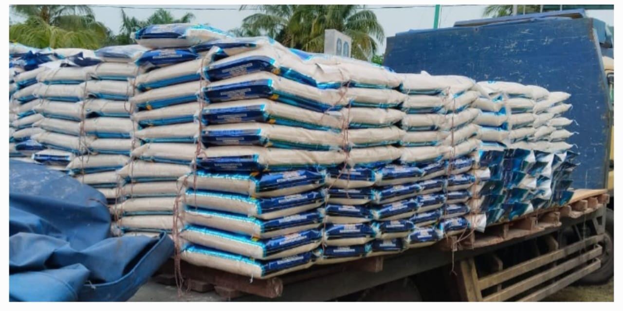 CV TMR Bagikan Beras ke 1.200 KK Warga Desa Bukit Layang dan Bantu Pembangunan Masjid