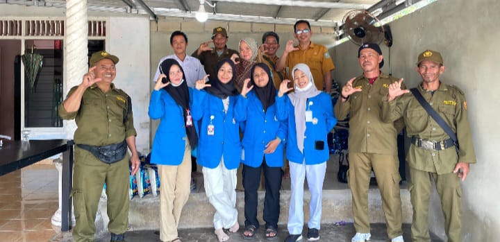 CV TMR Bagikan Beras ke 1.200 KK Warga Desa Bukit Layang dan Bantu Pembangunan Masjid