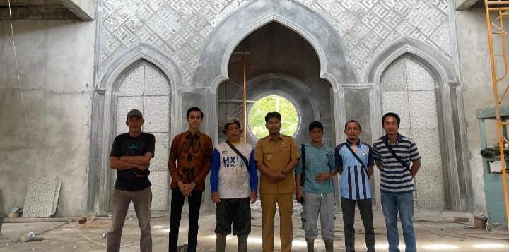 CV TMR Bagikan Beras ke 1.200 KK Warga Desa Bukit Layang dan Bantu Pembangunan Masjid