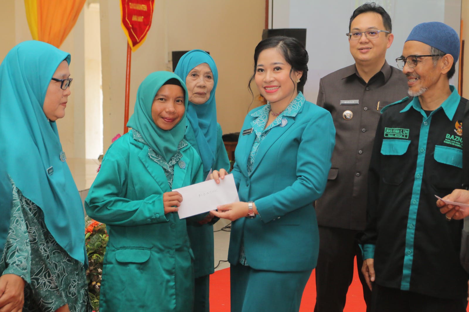 Momentum HKG PKK ke-53, Baznas Bangka Barat Salurkan Santunan ke 30 Warga Unsur PKK