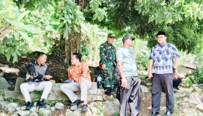 Babinsa Koramil 2303/Pulomerak Laksanakan Kegiatan Komsos Bersama Tokoh Masyarakat