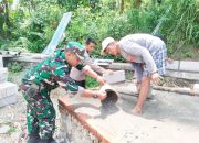 Babinsa Koramil 2306/Mancak Gelar Kegiatan Karya Bakti Bersama Warga di Dua Desa