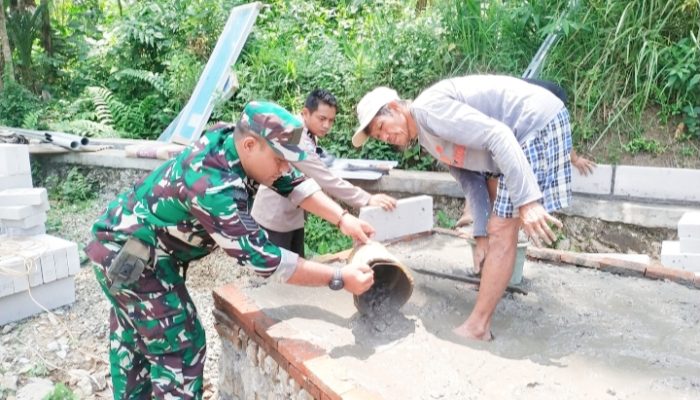 Babinsa Koramil 2306/Mancak Gelar Kegiatan Karya Bakti Bersama Warga di Dua Desa