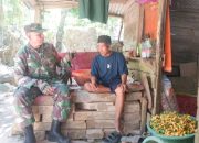 Babinsa Koramil 2304/Anyar Laksanakan Komsos Bahas Warga Kurang Mampu yang Belum Terima Bantuan Pemerintah