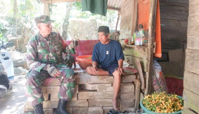 Babinsa Koramil 2304/Anyar Laksanakan Komsos Bahas Warga Kurang Mampu yang Belum Terima Bantuan Pemerintah