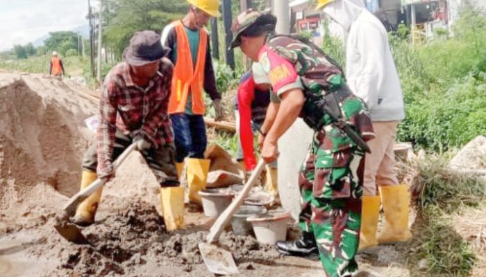 Koramil 2304/Anyar Gelar Karya Bakti Bersama Warga di Dua Desa