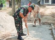 Koramil 2307/Ciwandan Gelar Karya Bakti Bersama Warga Bangun Jalan dan Rumah di Dua Kelurahan