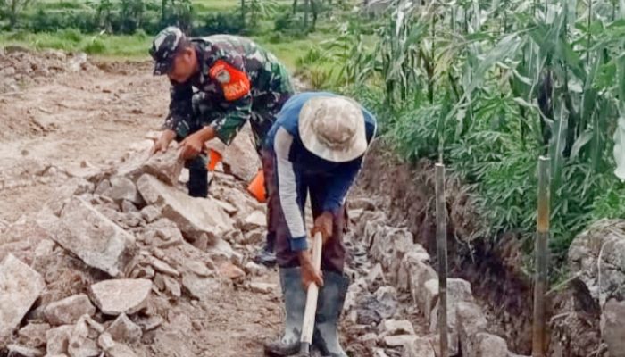 Babinsa Koramil 2301/Cilegon Gelar Karya Bakti Perbaikan Jalan dan Drainase di Dua Kelurahan