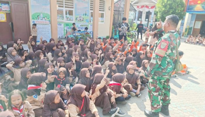 Babinsa Koramil 2306/Mancak Tingkatkan Komunikasi Sosial dengan Warga di Dua Desa