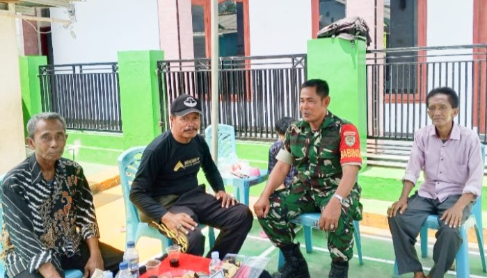 Babinsa Koramil 2303/Pulomerak Laksanakan Komsos di Wilayah Binaan