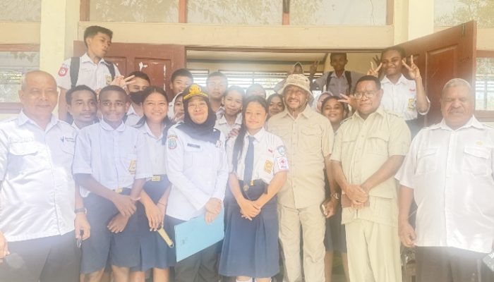 Yan Mandenas Pantau Langsung Program Makan Bergizi Gratis : Anak-Anak Sorong Antusias dan Ceria