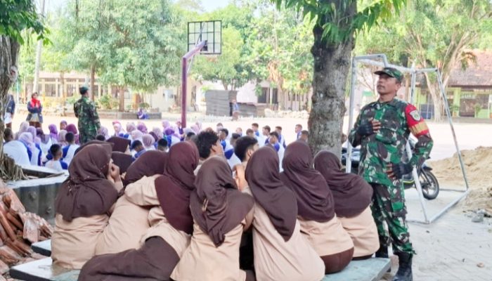 Babinsa Koramil 2304/Anyar Laksanakan Kegiatan Pembinaan Teritorial di Sekolah-sekolah