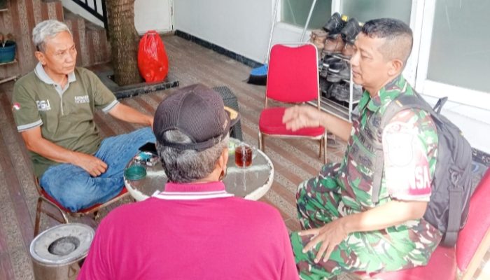 Babinsa Koramil 2303/Pulomerak Gelar Komsos Bersama Tokoh dan Warga Bahas Isu Tambang dan Narkotika