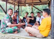 Babinsa Koramil 2306/Mancak Gelar Komsos Bahas Gotong Royong dan Pembinaan Pemuda di Wilayah Binaan