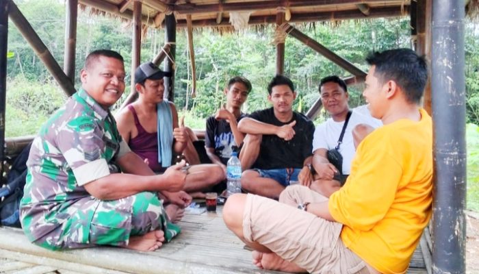 Babinsa Koramil 2306/Mancak Gelar Komsos Bahas Gotong Royong dan Pembinaan Pemuda di Wilayah Binaan