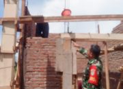 Babinsa Koramil 2305/Cinangka Gelar Karya Bakti Bantu Pembangunan Rumah Warga di Wilayah Binaan