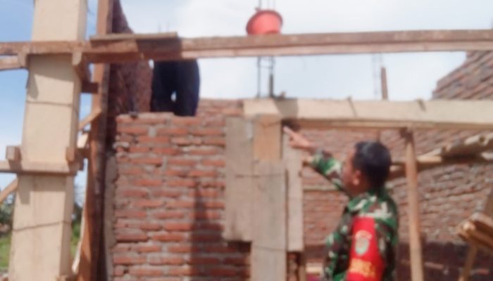 Babinsa Koramil 2305/Cinangka Gelar Karya Bakti Bantu Pembangunan Rumah Warga di Wilayah Binaan