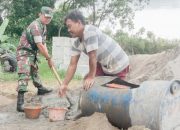 Babinsa Koramil 2302/Bojonegara Gelar Karya Bakti Bantu Pembangunan Rumah Warga di Wilayah Binaan