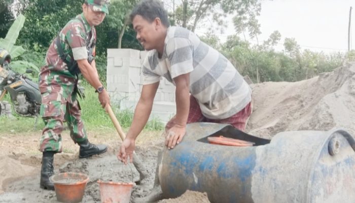 Babinsa Koramil 2302/Bojonegara Gelar Karya Bakti Bantu Pembangunan Rumah Warga di Wilayah Binaan