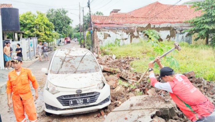 Hujan Deras Picu Tembok Roboh di Jombang Wetan, PMI Cilegon Bergerak Cepat Lakukan Asesmen