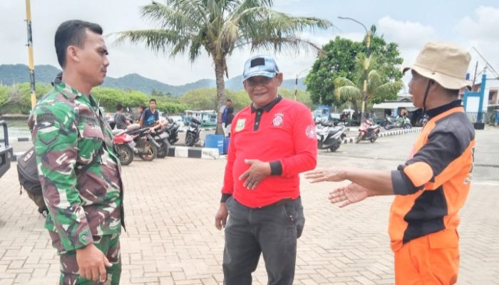 Babinsa Koramil 2304/Anyar Giat Komsos Bahas Siaga Bencana dan Kamtibmas di Wilayah Wisata