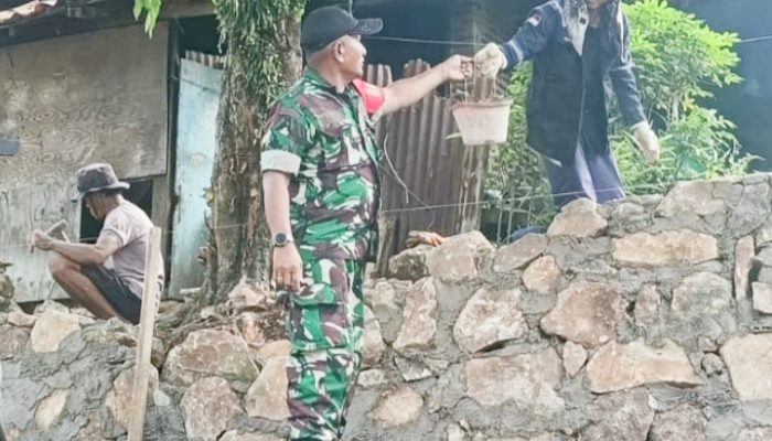 Koramil 2303/Pulomerak Gelar Karya Bakti Bersama Warga untuk Jaga Kebersihan dan Cegah Longsor