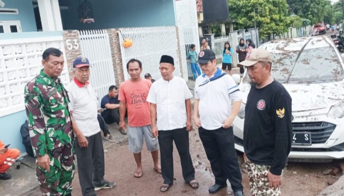 Babinsa Koramil 2301/Cilegon Bantu Penanganan Banjir di Wilayah Binaan