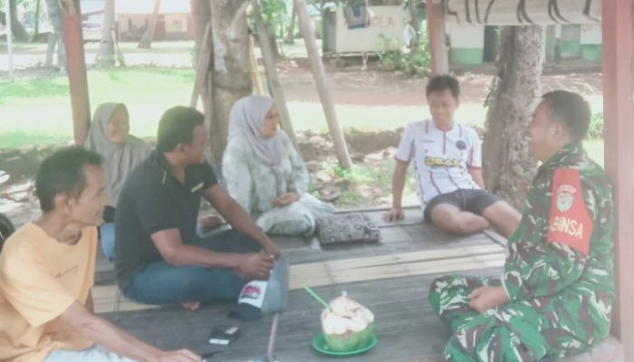 Babinsa Koramil 2305/Cinangka Gelar Komsos Bersama Tokoh Masyarakat dan Tokoh Pemuda
