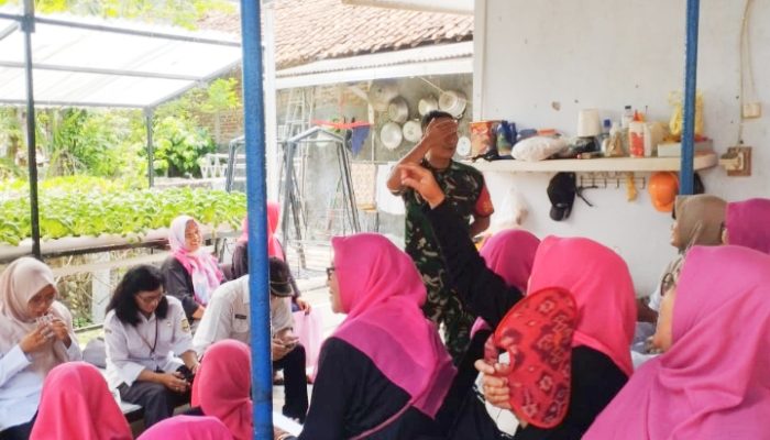Babinsa Koramil 2301/Cilegon Gelar Komsos dengan Warga, Bahas Ketahanan Pangan dan Kesiapsiagaan Musim Hujan