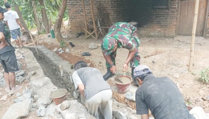 Koramil 2306/Mancak Laksanakan Karya Bakti Bersama Warga di Dua Desa
